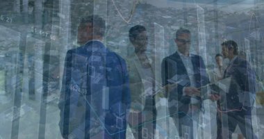Ofiste yürüyen iş adamlarının arka plandaki finansal grafikleri. İş, ofiste çalışmak, finans ve ekonomi konsepti dijital olarak oluşturulmuş imaj.
