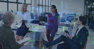 Ofiste tartışan bir grup meslektaşın mali veri işlemesi. Küresel finans ve iş teknolojisi kavramı