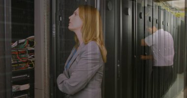 Beyaz kadının sunucu odasında veri işleme görüntüsü. Küresel iş dünyası dijital arayüz teknolojisi ve dijital olarak oluşturulan ağ konsepti.