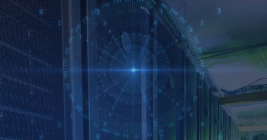 Boş bilgisayar sunucu odasına karşı mavi ışık ve veri işleme noktası. Siber güvenlik ve iş veri depolama teknolojisi kavramı