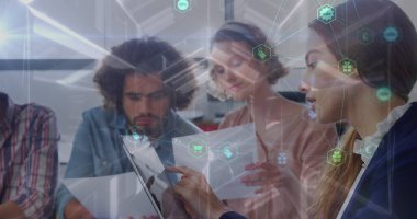 Ofisteki çeşitli kadın ve erkek iş arkadaşları üzerindeki ikonlarla olan bağlantıların görüntüsü. İş, işbirliği ve dijital olarak oluşturulan teknoloji konseptiyle çalışma.