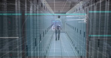 Veri işleme ve bilgisayar korsanının görüntüsü sunucu odasındaki Kafkasyalı iş adamı üzerinde. Küresel teknoloji, bilgisayar ve dijital arayüz kavramı dijital olarak oluşturulmuş görüntü.