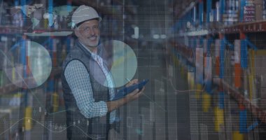 Depodaki erkek işçinin veri işleme görüntüsü. Küresel iş ve dijital arayüz kavramı dijital olarak oluşturulmuş görüntü.