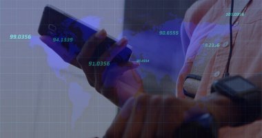 Akıllı telefon kullanan iş kadınının dünya haritası ve veri işleme görüntüsü. küresel iş ve dijital arayüz kavramı dijital olarak oluşturulmuş görüntü.