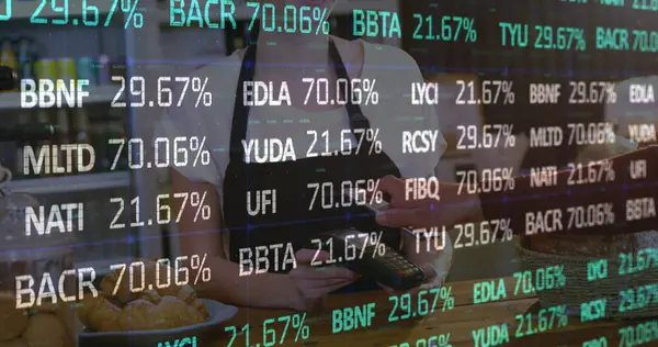 Depodaki kadının mali veri işleme görüntüsü. Küresel gönderim ve bağlantılar konsepti dijital olarak oluşturuldu.