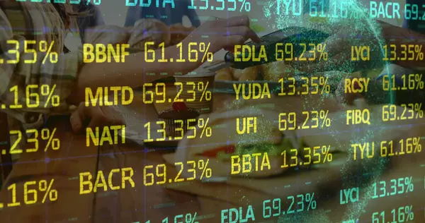 Ödeme terminali kullanan insanların dijital veri işleme görüntüsü. Küresel finans, bağlantılar, veri işleme ve dijital arayüz konsepti dijital olarak oluşturuldu.