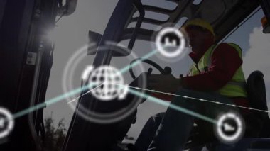 Forklift operatörü kontrolleri ayarlıyor, motor inşaat izleme için düğümleri gösteriyor. Sanayi, teknoloji, veri, inşaat, otomasyon, analitik, sürdürülebilirlik