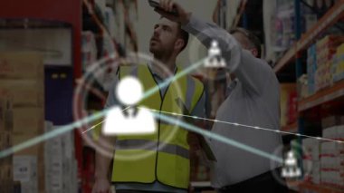 Depo denetleyicisi tıkırdatma panosu personel üyesinin ağ eşleşmesi ile envanteri taramasını sağlıyor. Envanter, lojistik, dijital, verimlilik, işyeri, teknoloji, sanayi