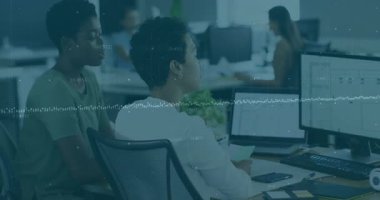 İş arkadaşı çift ekran grafiği işaret ediyor. Oturmuş analist, iş konsolunda öngörü için geziniyor. İşbirliği, takım çalışması, veri analizi, modern ofis, profesyonel, dijital, teknoloji