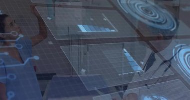 Doktor tabletteki verileri not ederken hemşirenin elini kaldırması holografik çizelgelere neden oluyor. Tıbbi, teknoloji, yenilik, sağlık, analiz, işbirliği, fütüristik