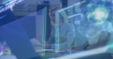 Analizci kaldırma raporu, üst üste tarama ve teknoloji toplantılarındaki eğilimleri incelemek için kalem tıklatma. Profesyonel, takım çalışması, veri görselleştirme, yenilik, kurumsal, dijital, fütürist