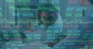 Finans analisti, dizüstü bilgisayarda iki haneli rakamlara yükselen hisse senedi tablosunu takip ediyor. Yatırım, analitik, teknoloji, başarı, profesyonellik, veri, girişim