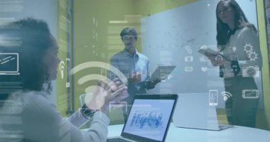 Dizüstü bilgisayarın çizelgesine doğru hareket eden, iş birliği sırasında veri simgelerini canlandıran bir kadın. İşbirliği, takım çalışması, analitik, büyüme, yenilik, iletişim, profesyonel