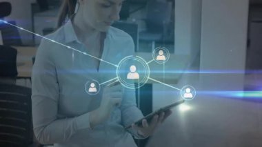 Ticari tıklamalı tablet ekranı, genişleyen animasyon kullanıcı ağı üretiyor. Teknoloji, bağlantı, dijital, ağ, yenilik, işbirliği, modern