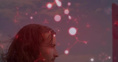 Rüzgar saçlarını savuruyor ve kırmızı parçacıkları çift olarak balkon korkuluklarında seyahat reklamı için sarılıyorlar. Romantizm, samimiyet, bağlantı, dinginlik, alacakaranlık, manzara, duygusal