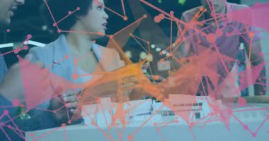 Kadın mimari modelini kontrol ediyor, el kol işareti yapıyor, iş arkadaşı bileşeni seçiyor, tasarımı tamamlıyor. İşbirliği, taslak, inşaat, plan, profesyonel, yenilik, çalışma alanı