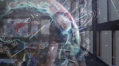 Şebeke penceresinin yanındaki masada oturan çocuk, sağlık maskesi takarken hologram küresi beliriyor. Gelecekçi, yenilikçi, teknoloji, eğitim, veri, sağlık, güvenlik