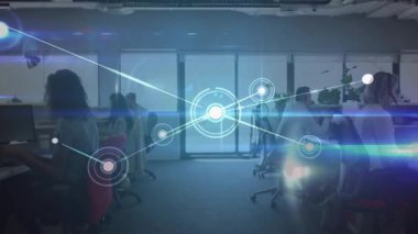 Monitörlerde yazan çağrı merkezi ajanlarını ara, parlayan daire ofis boyunca masaları birbirine bağlayan örgüleri başlat. İşbirliği, bağlantı, veri, teknoloji, takım çalışması, modern, dijital