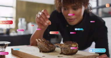 Şef, dijital gıda etiketleri yükselirken metal karıştırıcı ve eşit çeşnili kuzu askıları alıyor. Aşçı, gastronomi, modern, profesyonel, gurme, minimalist, nişanlı