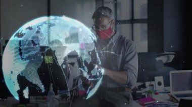 Küresel ağ akışlarını haritalamak için kırmızı maskeli bir adam tablet kullanıyor. Teknoloji, yenilik, bağlantı, veri, dijital, fütürizm, iş