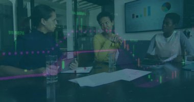 Merkez konuşmacısı iş toplantısında konuşuyor. Veri şamdanlarını başlatarak eğilimleri gösteriyor. İşbirliği, takım çalışması, strateji, analitik, profesyonel, girişim, beyin fırtınası