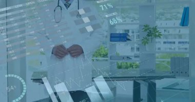 Klinikteki doktorun, steteskopu ortaya çıkaran görsel kaymalar olarak yakasını ayarladığını gösteren sağlık verileri. Tıbbi, teknoloji, fütüristik, veri, yenilik, sağlık, analitik