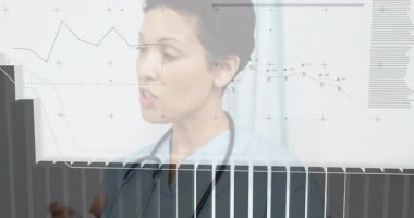 Klinisyen, saydam finans tablosu olan hastaya dozajı açıklarken ilaç şişesine uzanıyor. Tıbbi, sağlık, teşhis, tavsiye, klinik, tedavi, sağlık