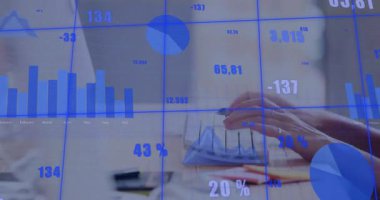 Masada beliren mavi veri örtüsü, zamanında kavrama için aylık istatistikleri güncellerken ellerin daktilo etmesi. Analizler, teknoloji, veri görselleştirme, profesyonel, çalışma alanı, dijital, içgörü