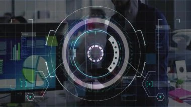 Akıllı telefonu elinde tutan işletme yöneticisi analist çizelgeleri incelerken HUD rotasyonunu başlatıyor. Futuristik, teknoloji, veri, analitik, arayüz, yenilik, şirket