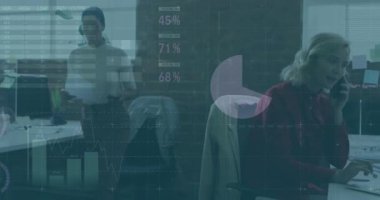 İş kulaklığı animasyon çizelgelerini ateşlerken, bir yandan da genç kızların hazırladığı raporlara rehberlik ediyor. İşbirliği, yenilik, üretkenlik, takım çalışması, veri analizi, modernite, profesyonel