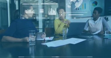 Ticari ekip, satış ölçümlerini tartışırken tablet dinleyip holografik veri panelleri tasarlıyor. İşbirliği, yenilik, veri analizi, dijital teknoloji, takım çalışması, profesyonel çevre, modern ofis