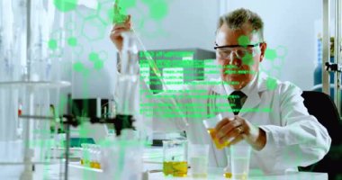 Üst düzey erkek bilim adamı pipet aspirasyon çözeltisine animasyon kaplama rehber araştırmasıyla ulaşıyor. Laboratuvar, bilim, kesinlik, yenilik, teknoloji, araştırma, veri