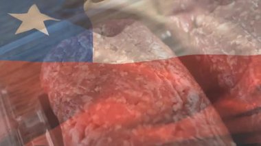 Şili bayrağı sığır eti parçalarının dalgalanması üzerine soluyor ve Şili kökenini gösteriyor. Et, aşçılık, sunum, köy, protein, tazelik, endüstri