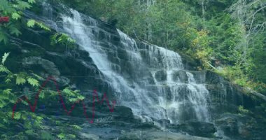 Kırmızı grafikte kayaların üzerinden akan şelale, tırmanma ve mavi grafik verileri gösteriyor. Doğa, vahşi doğa, akıcılık, veri görselleştirme, dijital manzara, yeşillik, analitik