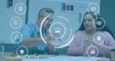 Kıdemli yönetici mavi kalem alıyor, tasarımcıyla planlama yapıyor, pazarlama planını inceliyor. İşbirliği, beyin fırtınası, yaratıcılık, planlama, tasarım, takım çalışması, danışma