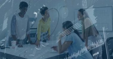 İş toplantısı sırasında belgeye işaret eden sarı elbiseli bir kadın, not tutan bir ekip. İşbirliği, takım çalışması, profesyonel, strateji, beyin fırtınası, yenilik, modern