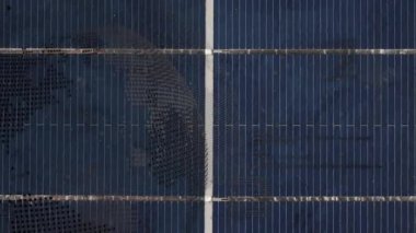 İHA 'lı kamera güneş panelinin üzerinde süzülüyor ve kablo yansımalarını gösteriyor. Yenilenebilir, sürdürülebilirlik, teknoloji, çevre dostu, endüstri, enerji, yenilik
