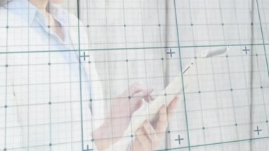 Tablet ekranını tıkırdatan eller, tıbbi profesyonel verileri çevreleyen yapay zeka şebekesinin örtüşmesine neden oluyor. Teknoloji, sağlık, profesyonel, modern, dijital, yenilik, iletişim