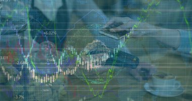 Akıllı telefondan ödeme yapan ellerle veri işleme görüntüsü. Küresel iş ve dijital arayüz kavramı dijital olarak oluşturulmuş görüntü.