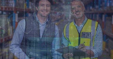 Teslimatçı ve minibüsün istatistik ve mali veri işleme görüntüsü. Küresel gönderim ve bağlantılar konsepti dijital olarak oluşturuldu.