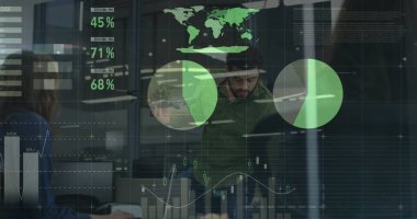 Toplantıda farklı iş adamlarının veri işleme görüntüsü. küresel iş ve dijital arayüz kavramı dijital olarak oluşturulmuş görüntü.