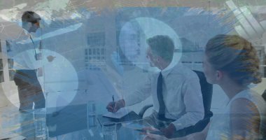 Telefon kulaklığı takan iş adamlarının üzerinde dünya ve veri işleme görüntüsü. İş finansmanı ve veri işleme kavramı dijital olarak oluşturulmuş görüntü.