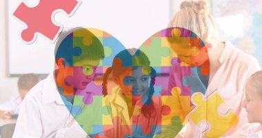 Otizm Farkındalık Günü mesajı, beyaz kadın öğretmen ve okuldaki öğrenciler için. Otizm ve okul eğitimi kavramı