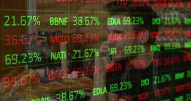 Beyaz adamın akıllı telefon kullanmasından kaynaklanan finansal verilerin görüntüsü. Finans, ekonomi, iş ve kablosuz ödemeler kavramı dijital olarak oluşturulmuş görüntü.