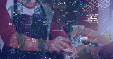 Kahve yapan baristanın üzerindeki dijital arayüz görüntüsü. Küresel bağlantılar, veri işleme ve dijital arayüz konsepti dijital olarak oluşturulmuş resim.