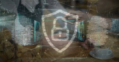 Kredi kartıyla ödeme yapan bir kadın üzerinde güvenlik kilidi ve parmak izi tarayıcısı görüntüsü. Siber güvenlik ve iş teknolojisi kavramı