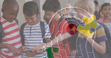 Okulda akıllı telefon kullanan bir grup çocuğa karşı yapboz ve insan kafası ikonu. Otizm ve okul eğitimi kavramı