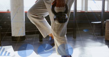 Tablet kullanarak iş adamının veri işleme görüntüsü. Küresel bağlantılar veri işleme ve dijital arayüz konsepti dijital olarak oluşturulmuş resim.