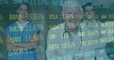 Borsa veri işleme görüntüsü ayakta duran çeşitli erkek sağlık çalışanlarından oluşan bir ekip üzerinde. Küresel ekonomi ve sağlık konsepti