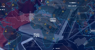 Kafede dizüstü bilgisayar kullanan bir kadının orta bölümündeki veri işleme ve dünya haritası. Küresel ağ ve iş teknolojisi kavramı